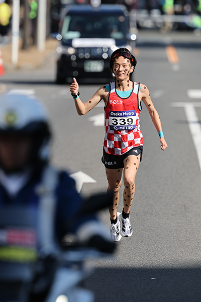 沿道の声援に応えながら大阪マラソンで首位を独走した吉田響選手© 大阪マラソン2026