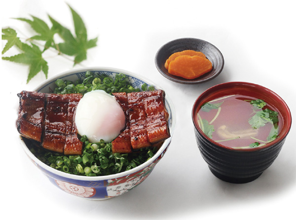 山田水産直営「うなぎの駅（鹿児島県）」のメニュー「ねぎ玉鰻丼」。ねぎに含まれるアリシンが胃腸の働きを助ける（写真／山田水産株式会社）