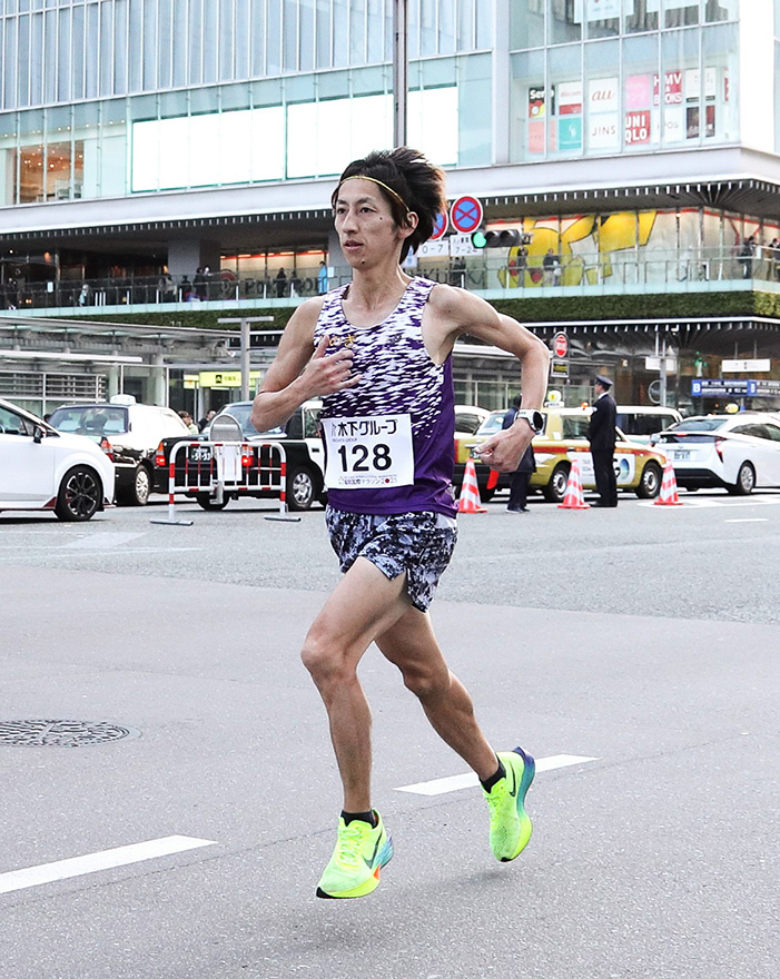 昨年12月の福岡国際マラソンを走る前川さん