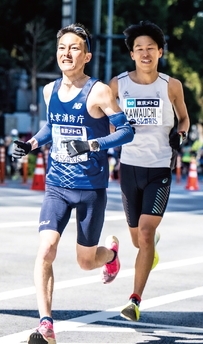 24年東京マラソンを走る榎本さん（写真左）