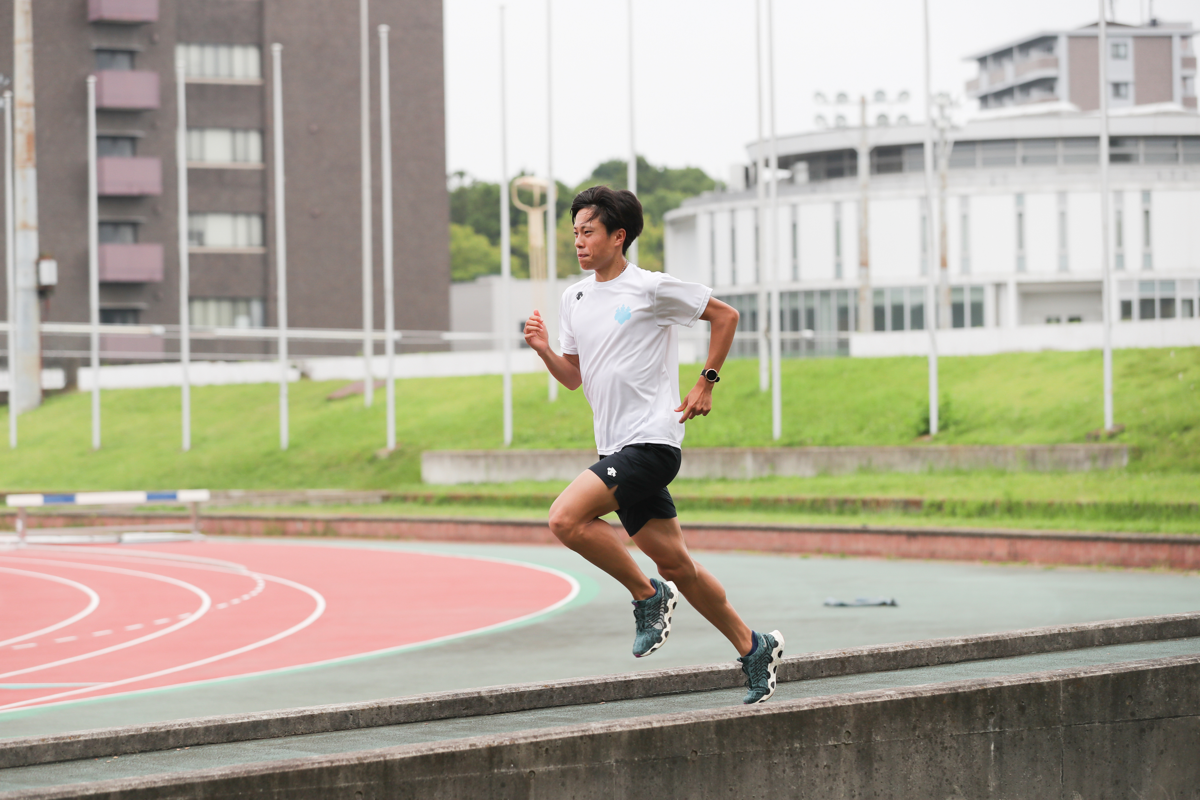 下り坂を駆け下りるランナーのフォーム