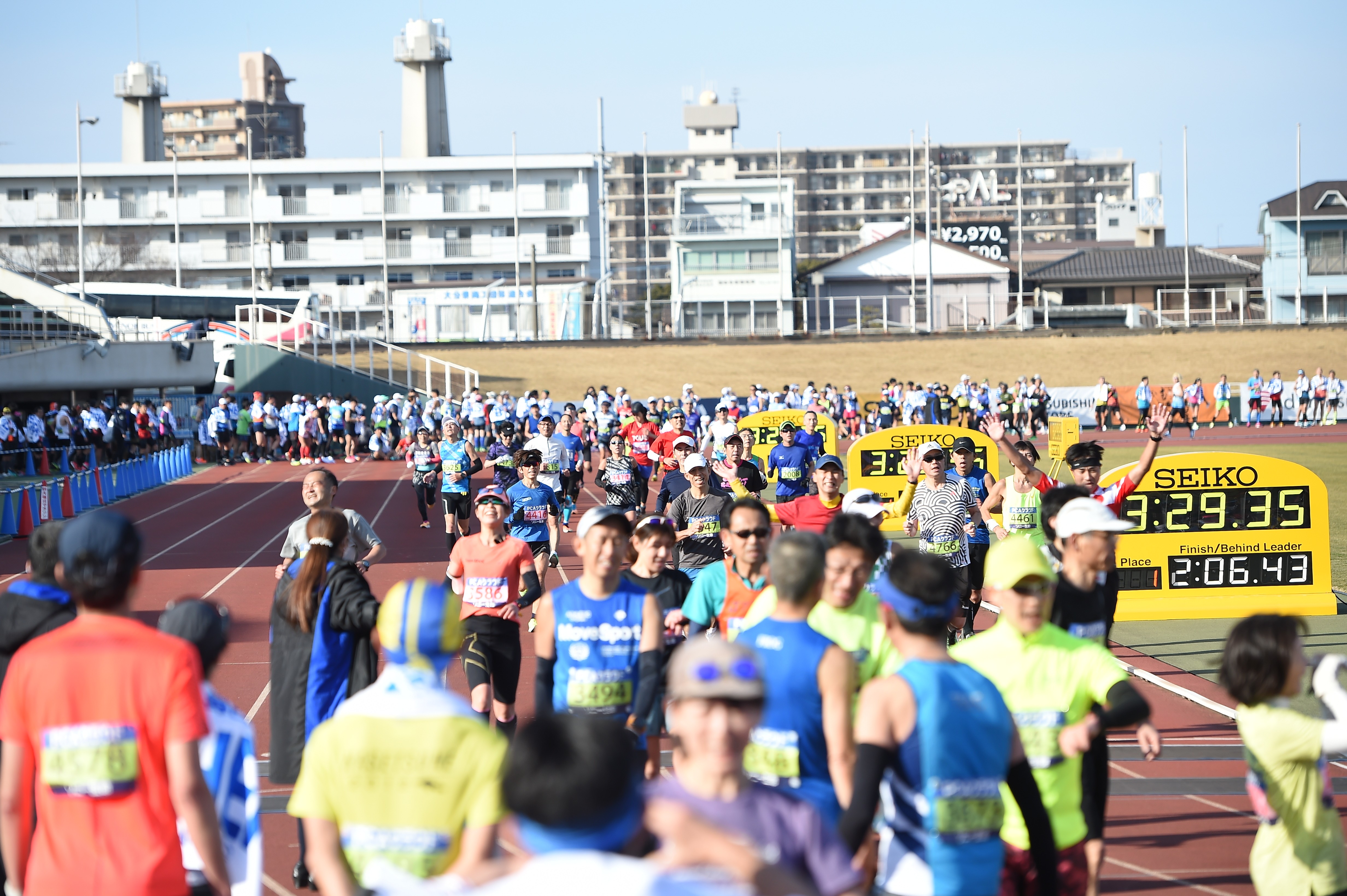 フィニッシュするランナーたちフィニッシュするランナーたち