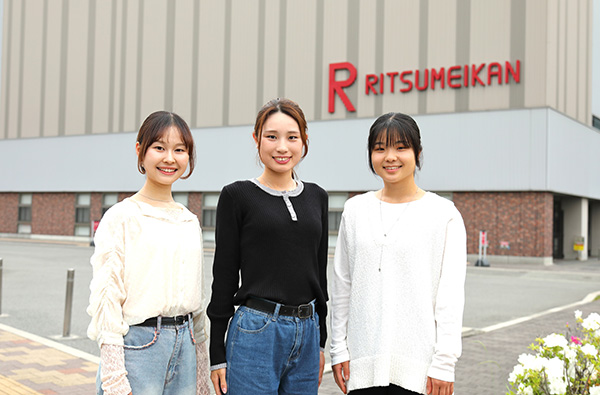 写真右から福富さん、小田さん、深田さん 写真／塩川真悟