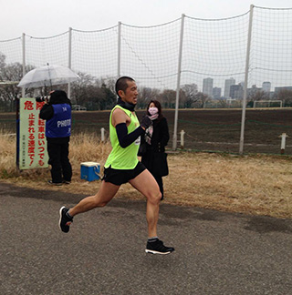 レースで疾走する藤原さん