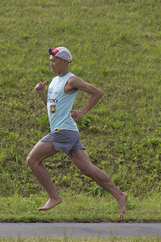 見事なまでの「胸の張り方」！