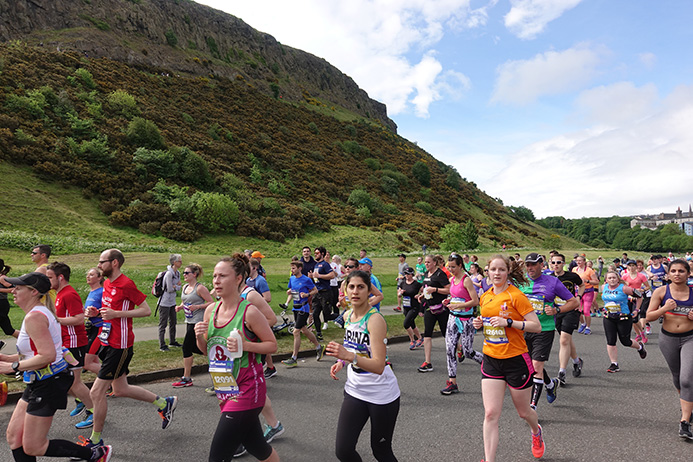 エディンバラ城近くの丘、「アーサーの玉座（Arthur's Seat）」の麓を走るランナーたち