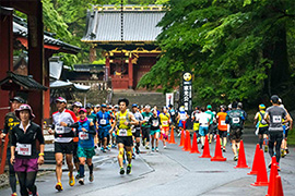 12km過ぎの日光二荒山神社、日光山輪王寺前を走るランナー