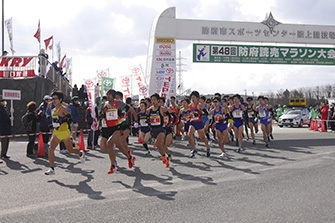 競技場をスタートする選手たち