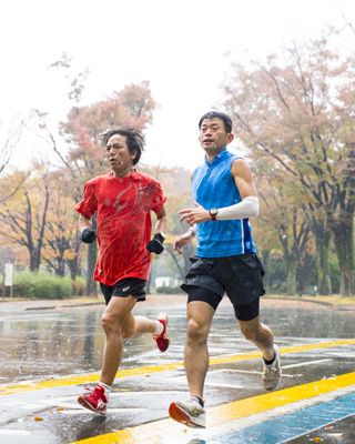 あと一歩でサブスリーというランナー2人を撮影。『雨の中での過酷な練習でも粘り強く走るランナー』を表現。状況が悪くなっても、カメラマンにとっては「ピンチはチャンス！」