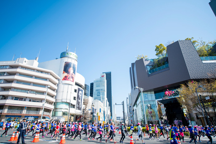 原宿から表参道へ向かっていく通りを約5,000人が駆け抜けました