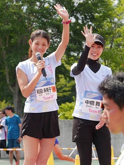 ステージに上る和田未希子さん（左）と中橋舞さん（右）