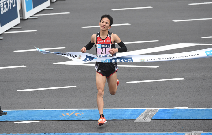 2月の東京マラソンでゴールする井上選手（写真／青山義幸）