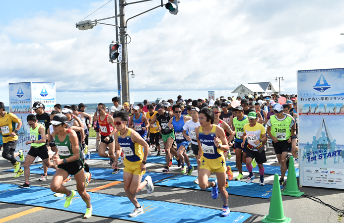 スタート地点は日本最北端の宗谷岬。川内優輝選手（写真左）は、2時間24分55秒で2位だった