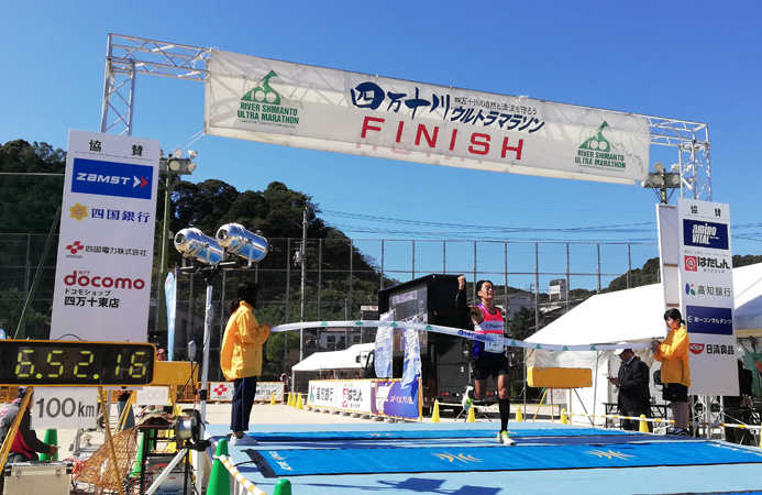 60km過ぎから独走となり、6時間台でゴールした大林さん。フルマラソンでも2時間28分台のベストタイムを持つ