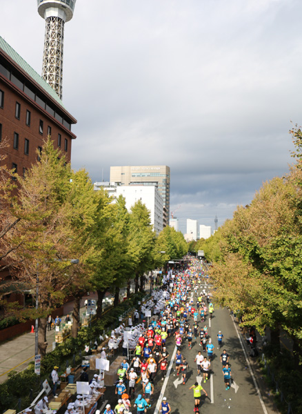 6km過ぎ、山下公園前を走る参加者たち。左にそびえるのは横浜マリンタワー。フルマラソンの完走者数は24,650人（完走率92.0％）だった