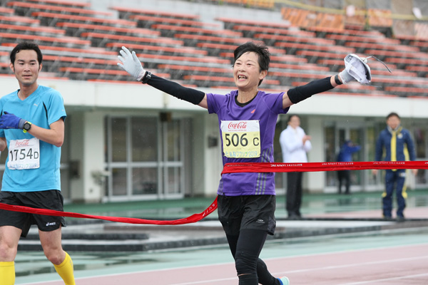 【週刊ランナーズ】鳥取マラソンの女子「総合」優勝は60歳！（3時間12分）　畑仕事で筋トレ、坂ダッシュでスピードを鍛える