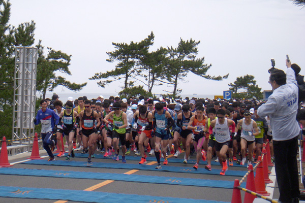 日本海をバックにスタート。男子では高山直哉さんが10年ぶりに大会記録を更新する2時間22分23秒をマークし、MCC（マラソンチャレンジカップ）からは賞金10万円が贈られた