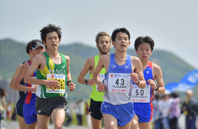 ぎふ清流ハーフマラソンで力走する酒井さん