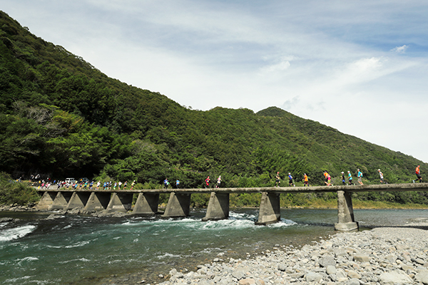 沈下橋を走るランナー。100kmの部は、5～6月の申込期間に、3752人がエントリーした（定員1800人／倍率2.08倍）