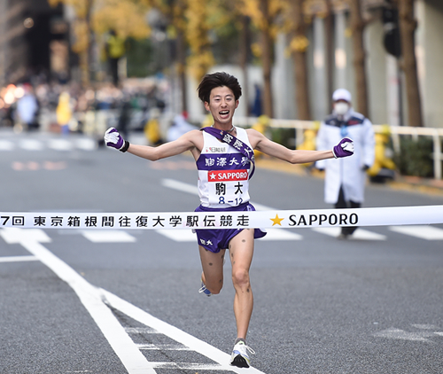 優勝のゴールテープを切る駒大・石川選手