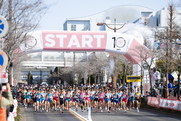 9時10分にスタート。優勝は後半独走したダイハツの松田瑞生選手（2時間21分51秒）