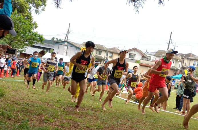 裸足でスタートする21.1km部門の選手たち　写真／編集部