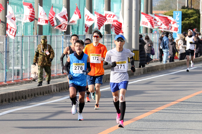 昨年の防府マラソンでラストスパートする武末さん（ナンバー171）