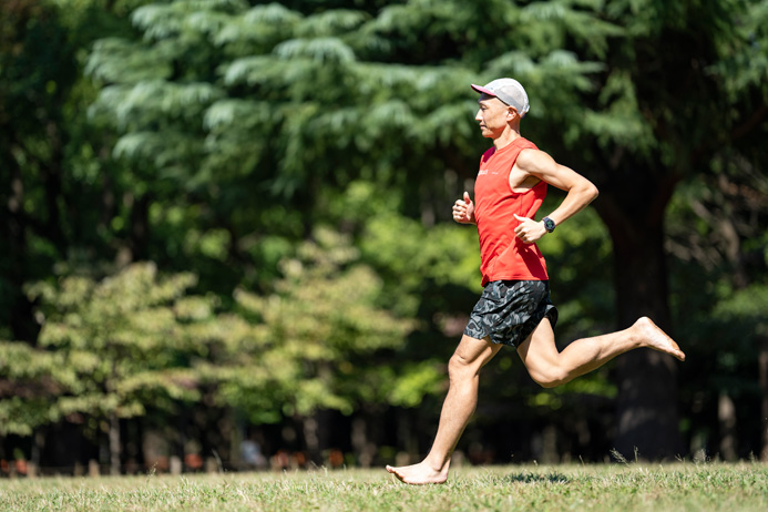 見事なフォームで走るゼロベースランニングクラブ代表の高岡尚司さん