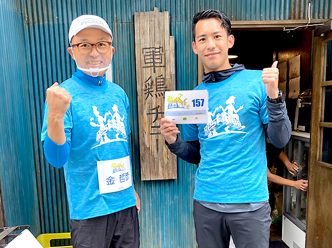 大井町の焼鳥店でランナーを迎えていた金哲彦さん（右は編集部の梅田）※写真撮影時のみマスクを外しています