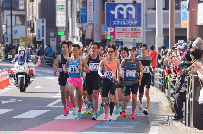 沿道からは絶え間ない拍手が送られていた（83番が編集部行場）