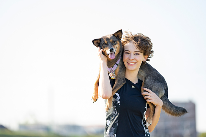 ランナーズ2月号表紙モデルのユリアさんと愛犬のポッキー（写真／小野口健太）