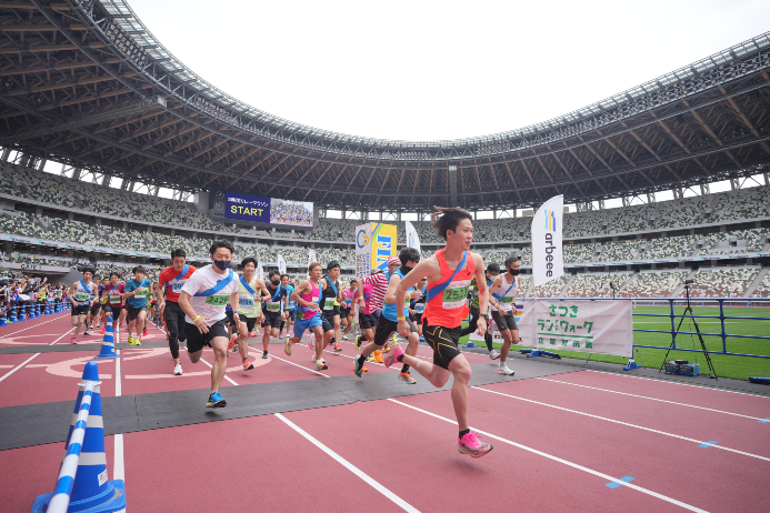 一斉にスタートする3時間リレーの部のランナー