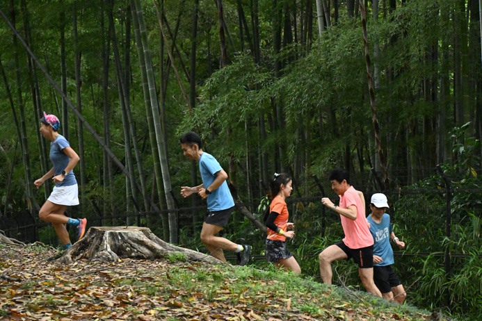 エチオピアン練習の象徴「ジグザグ走」を8人の市民ランナーが実践！（写真／菊池陽一郎）