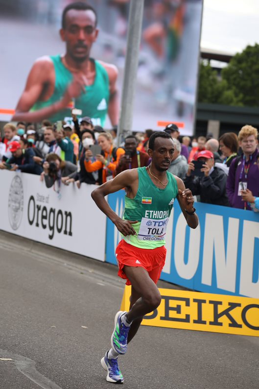 7月17日の男子マラソンを2時間5分36秒の大会新記録で制したタミラト・トラ選手（写真／河原井司）