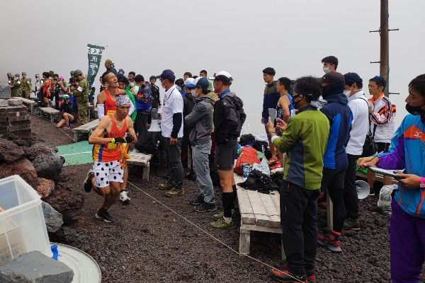 6区砂走館（標高3090m）前の中継所