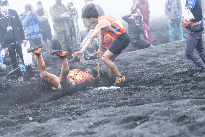 7区から8区への中継直前で転倒する選手（写真／軍記ひろし）