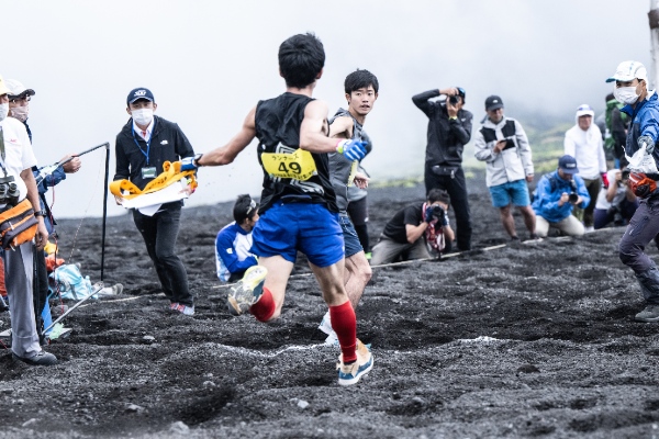 ランナーズチームの7区岡嶋智己から8区三島健太へタスキリレー