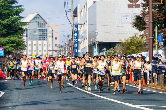 岩手城跡公園前をスタートするランナーたち（写真／軍記ひろし）