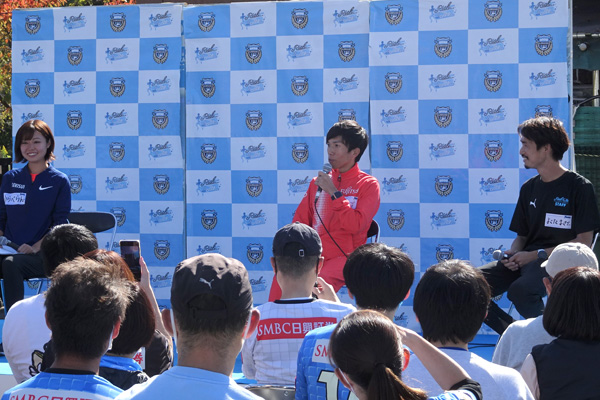 選手たちによるトークショーも開催。（左から）卜部蘭選手（積水化学）、鈴木健吾選手（富士通）、横田真人さん（TWOLAPS TC代表）