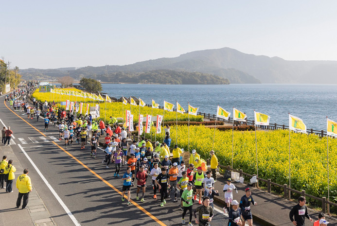 3年ぶりに開催されたいぶすき菜の花マラソン。開聞岳など指宿（いぶすき）の観光名所をめぐるコースには、菜の花が咲き誇り、一足早い春を感じさせてくれる人気大会。