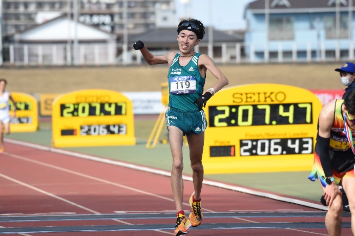 3年ぶりに通常開催となった別府大分マラソンで2時間7分47秒の日本学生新記録を打ち立てた横田俊吾選手（写真／青山義幸）