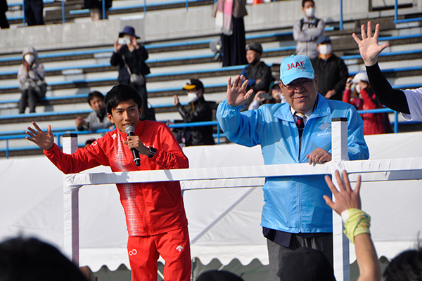 日本記録保持者の鈴木健吾選手が選手を見送った