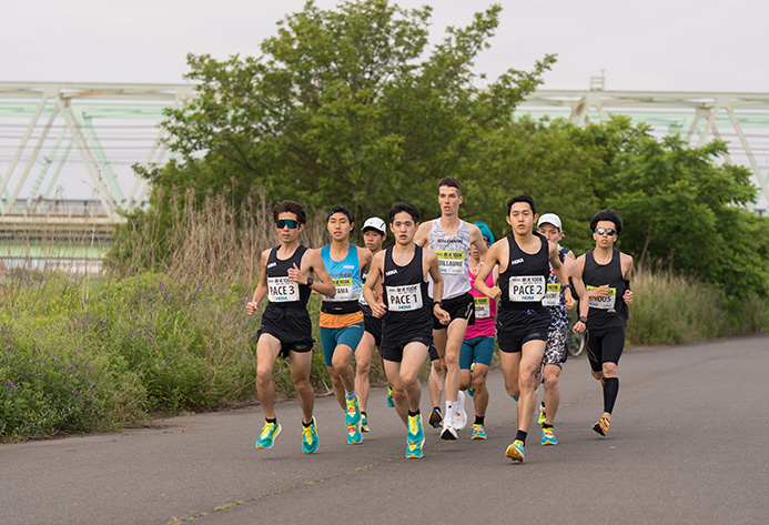 世界記録を狙う集団はペースメーカーが先導した。左から2人目が優勝した岡山選手（写真／下山 展弘）