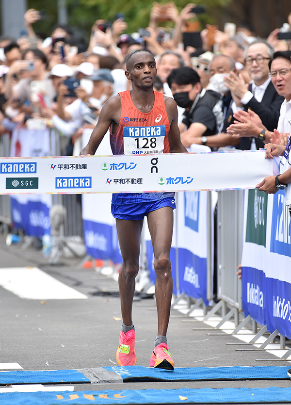 男子の優勝はパトリック・マゼンゲ・ワンブィ選手