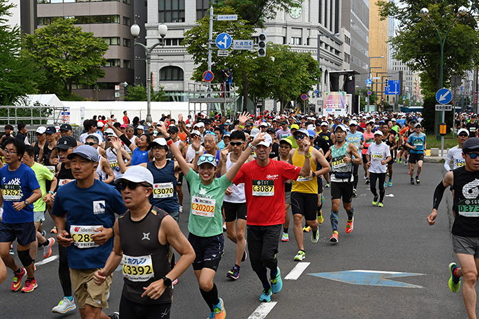 午前8時30分に札幌市の大通公園をスタート