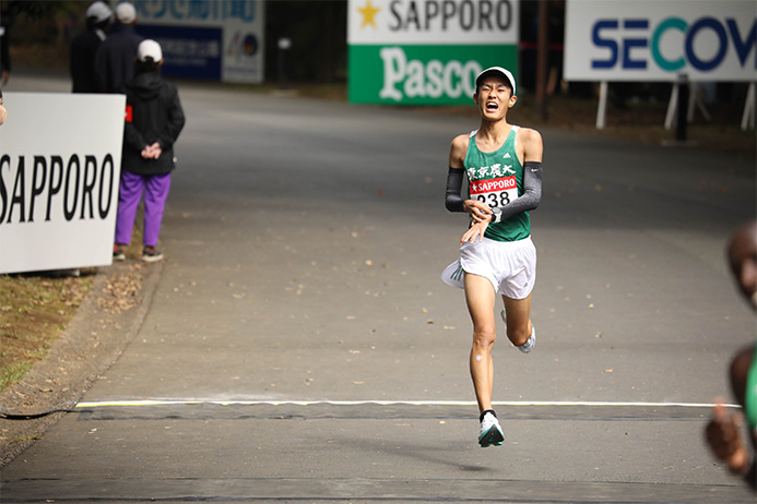 箱根駅伝予選会で日本人トップの9位に入った東京農業大の前田和摩選手（写真／河原井司）