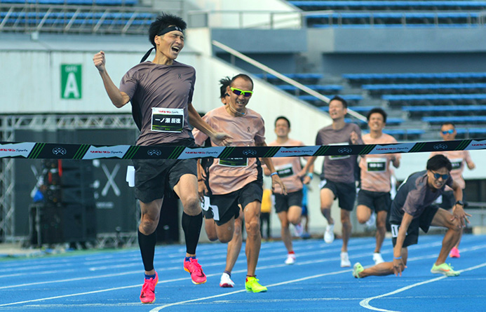 Ｍ40の1,000ｍで優勝した一ノ瀬辰徳さん（左端）