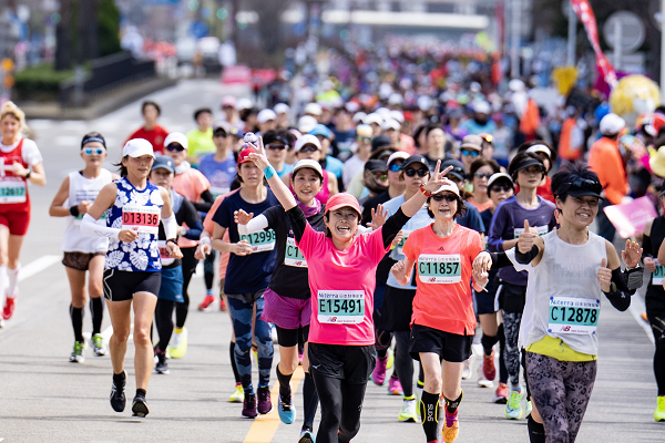 科学的根拠アリ！　フルマラソン当日できる快走法「笑顔で走れば速くなる」