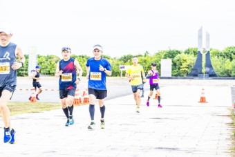 34km過ぎの千年希望の丘相野釜公園では津波の高さを表現した慰霊碑の目の前を通過（撮影／軍記ひろし）