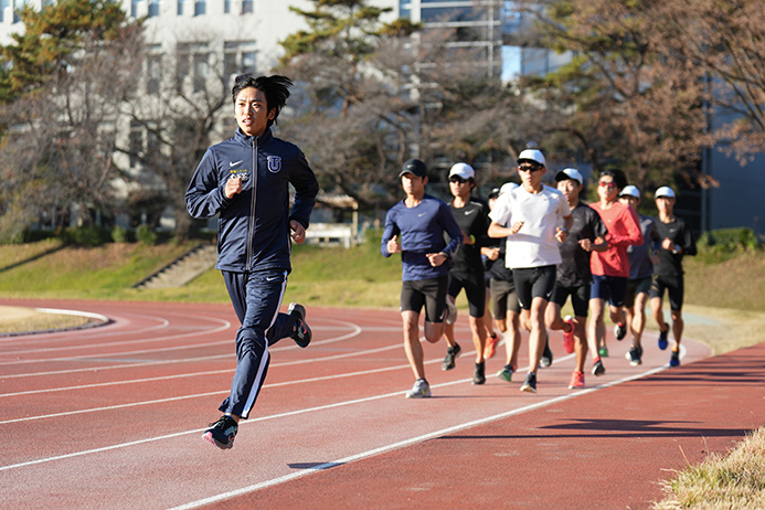 グラウンドを走る西村真周選手